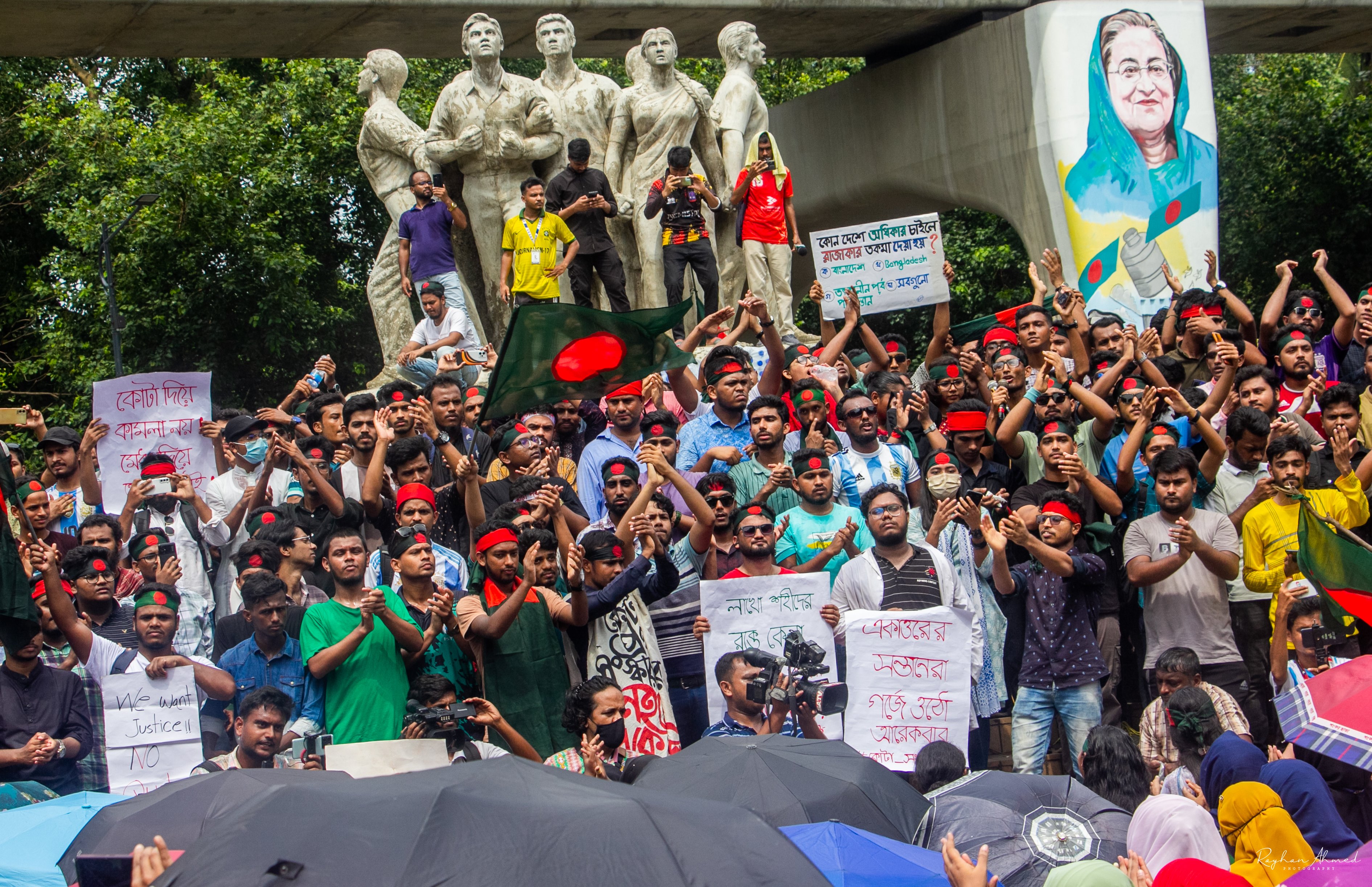 বাংলাদেশের লাল-সবুজ পতাকা হাতে মানুষের সমাবেশ